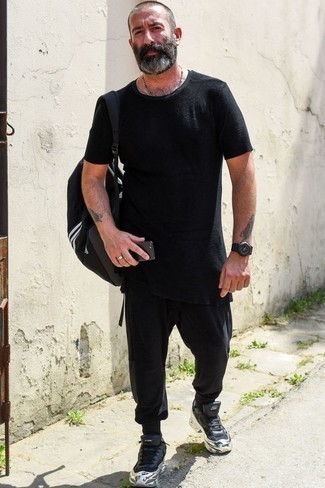 Comment porter un pantalon de jogging noir quand il fait très chaud