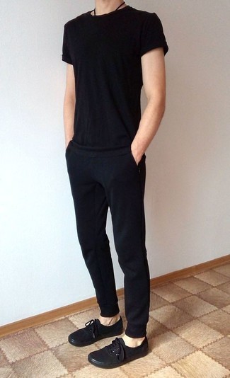 Comment porter un pantalon de jogging noir quand il fait très chaud
