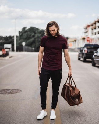 Comment porter un pantalon de jogging noir quand il fait très chaud