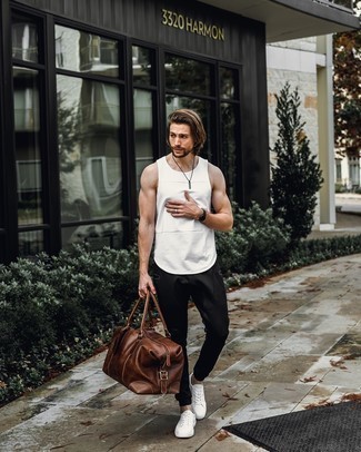 Comment porter un pantalon de jogging noir quand il fait très chaud