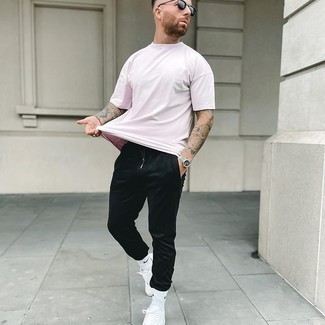 Comment porter un pantalon de jogging noir quand il fait très chaud