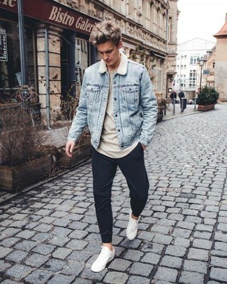 Comment porter un pantalon de jogging noir avec des baskets basses en cuir blanches
