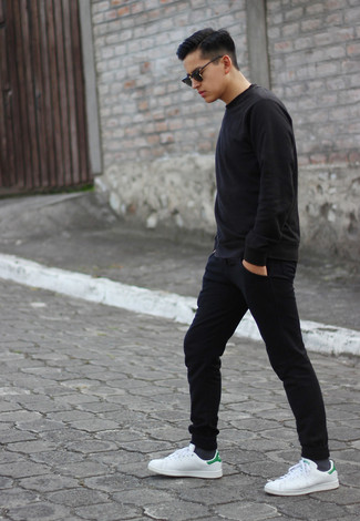 Comment porter un pantalon de jogging noir avec des baskets basses en cuir blanches
