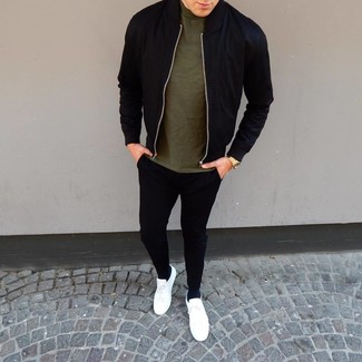 Comment porter un pantalon de jogging noir avec des baskets basses en cuir blanches
