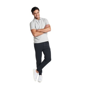 Comment porter un pantalon de jogging noir avec des baskets basses en cuir blanches