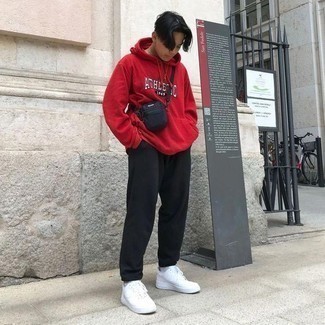 Comment porter un pantalon de jogging noir avec des baskets basses en cuir blanches