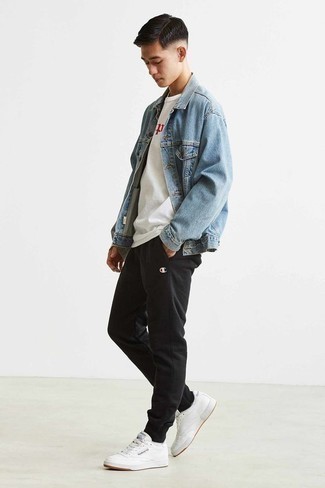 Comment porter un pantalon de jogging noir avec des baskets basses en cuir blanches