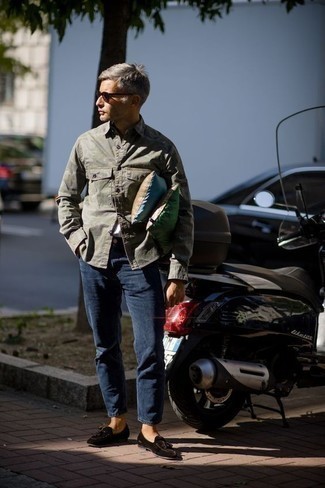 Un t-shirt à col rond à porter avec des mocassins à pampilles noirs