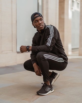 Comment porter un survêtement noir