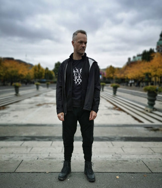Comment porter un survêtement noir