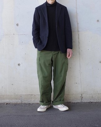 Un pantalon cargo à porter avec un pull à col roulé noir