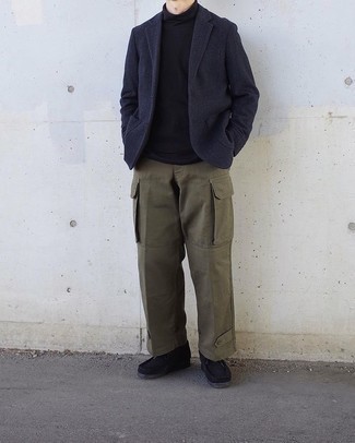 Un pantalon cargo à porter avec un pull à col roulé noir