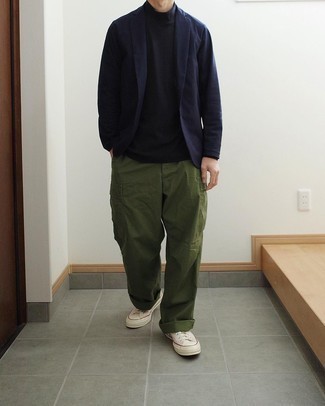 Un pantalon cargo à porter avec un pull à col roulé noir