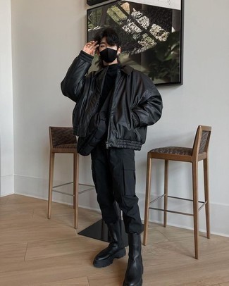 Un pantalon cargo à porter avec un pull à col roulé noir