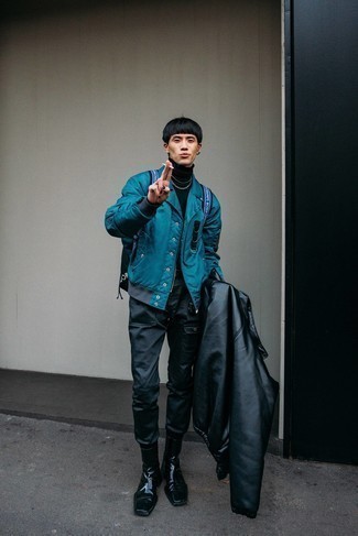 Un pantalon cargo à porter avec un pull à col roulé noir