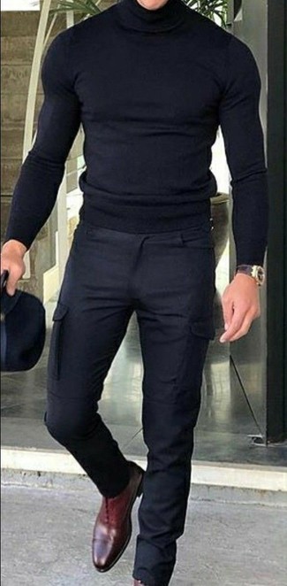 Un pantalon cargo à porter avec un pull à col roulé noir