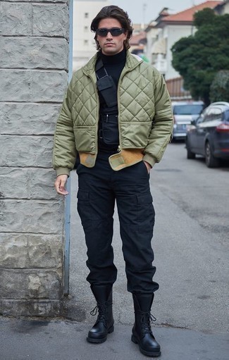 Un pantalon cargo à porter avec un pull à col roulé noir