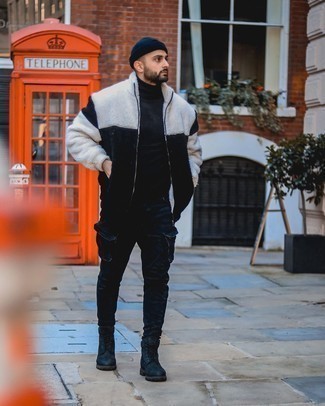 Un pantalon cargo à porter avec un pull à col roulé noir
