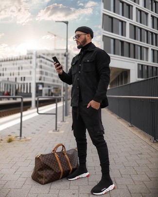 Un pantalon cargo à porter avec un pull à col roulé noir