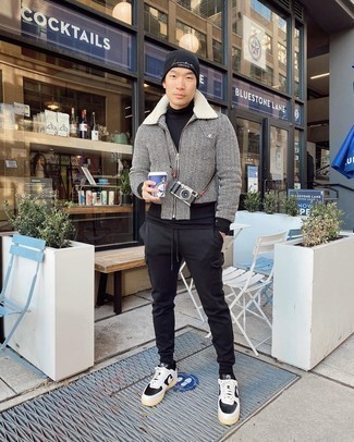 Un pantalon cargo à porter avec un pull à col roulé noir