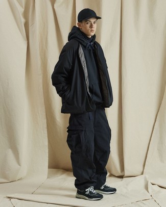 Un pantalon cargo à porter avec un pull à col roulé noir