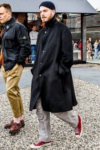 Un pantalon cargo à porter avec un pull à col roulé noir