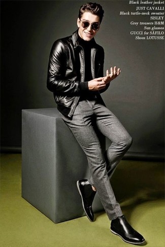 Des bottines chelsea à porter avec un pull à col roulé noir