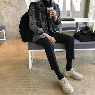 Comment porter un pull à col roulé noir avec une chemise à manches longues écossaise grise
