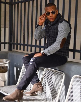 Comment porter un pull à col roulé noir avec une chemise à manches longues écossaise grise