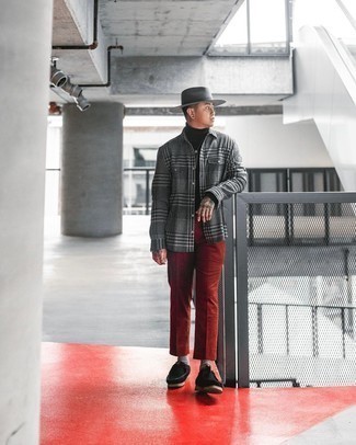 Comment porter un pull à col roulé noir avec une chemise à manches longues écossaise grise