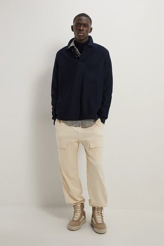 Comment porter un pull à col roulé noir avec une chemise à manches longues écossaise grise