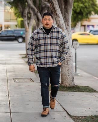 Comment porter un pull à col roulé noir avec une chemise à manches longues écossaise grise