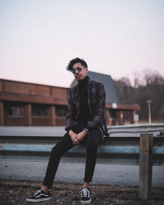Comment porter un pull à col roulé noir avec une chemise à manches longues écossaise grise