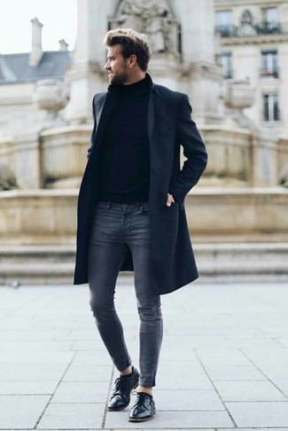 Un jean à porter avec un pull à col roulé noir