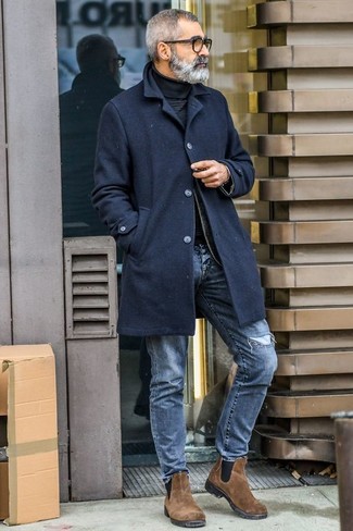 Un jean à porter avec un pull à col roulé noir