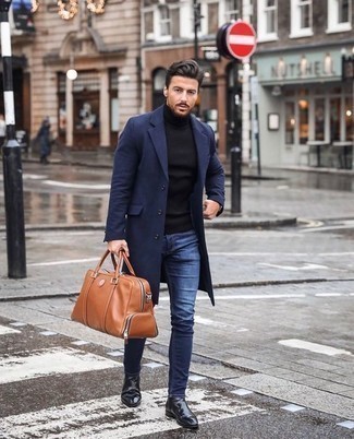 Un jean à porter avec un pull à col roulé noir