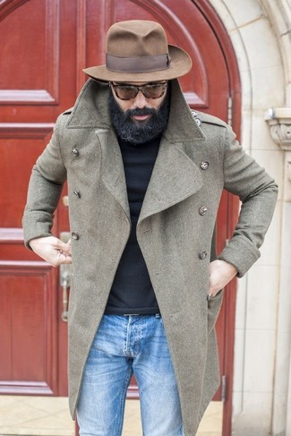 Un jean à porter avec un pull à col roulé noir