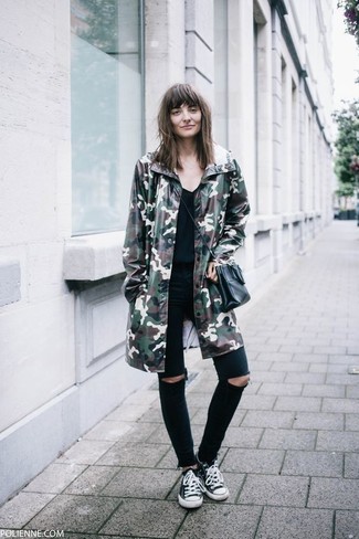 Comment porter un t-shirt à col en v noir avec un jean skinny noir