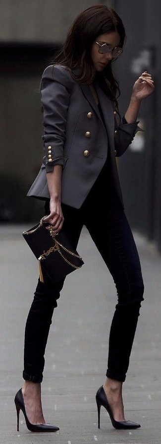 Comment porter un t-shirt à col en v noir avec un jean skinny noir