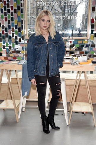 Comment porter un t-shirt à col en v noir avec un jean skinny noir