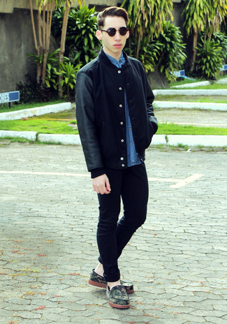 Comment porter une veste universitaire noire