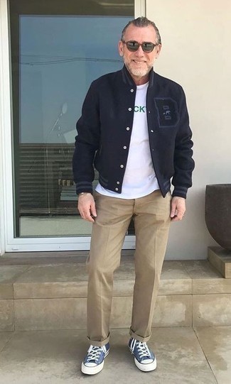 Comment porter une veste universitaire noire