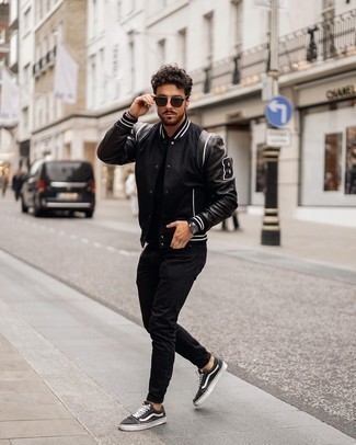 Comment porter une veste universitaire noire