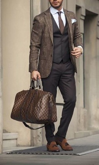 Une chemise de ville à porter avec un gilet noir