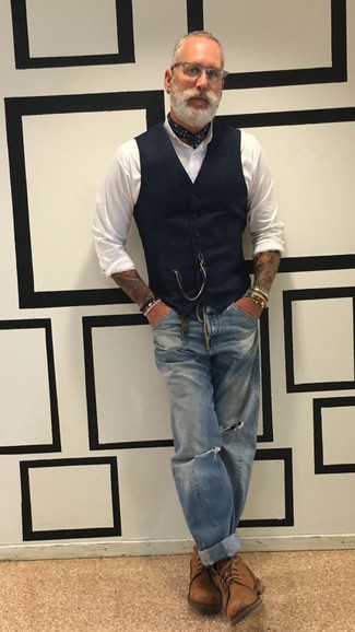 Une chemise de ville à porter avec un gilet noir