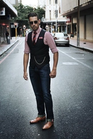 Une chemise de ville à porter avec un gilet noir