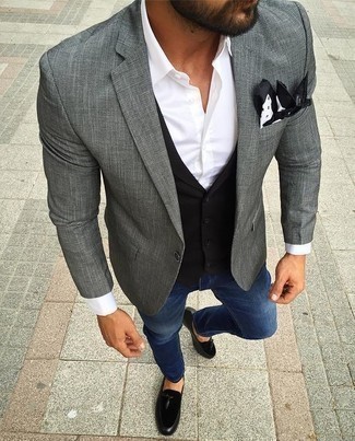 Une chemise de ville à porter avec un gilet noir