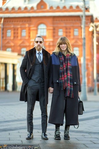Une chemise de ville à porter avec un gilet noir