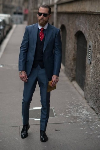 Une chemise de ville à porter avec un gilet noir