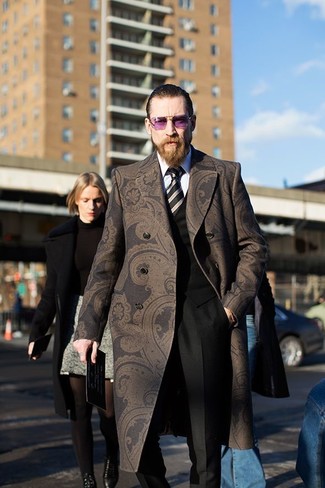 Une chemise de ville à porter avec un gilet noir pour un style elégantes